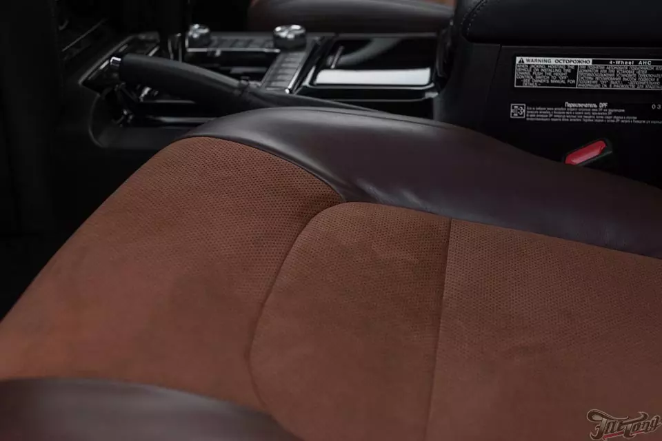 Toyota LC200. Замена центральных частей сидений на алькантару с нашей фирменной перфорацией, с целью сохранения функции обдува! Шумоизоляция дверей и окрас центральной консоли в рояльный лак!